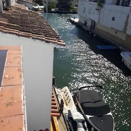House On A Canal With A Mooring Of 7,5 M Holiday home *