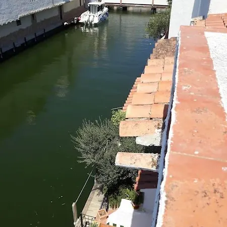 House On A Canal With A Mooring Of 7,5 M Holiday home